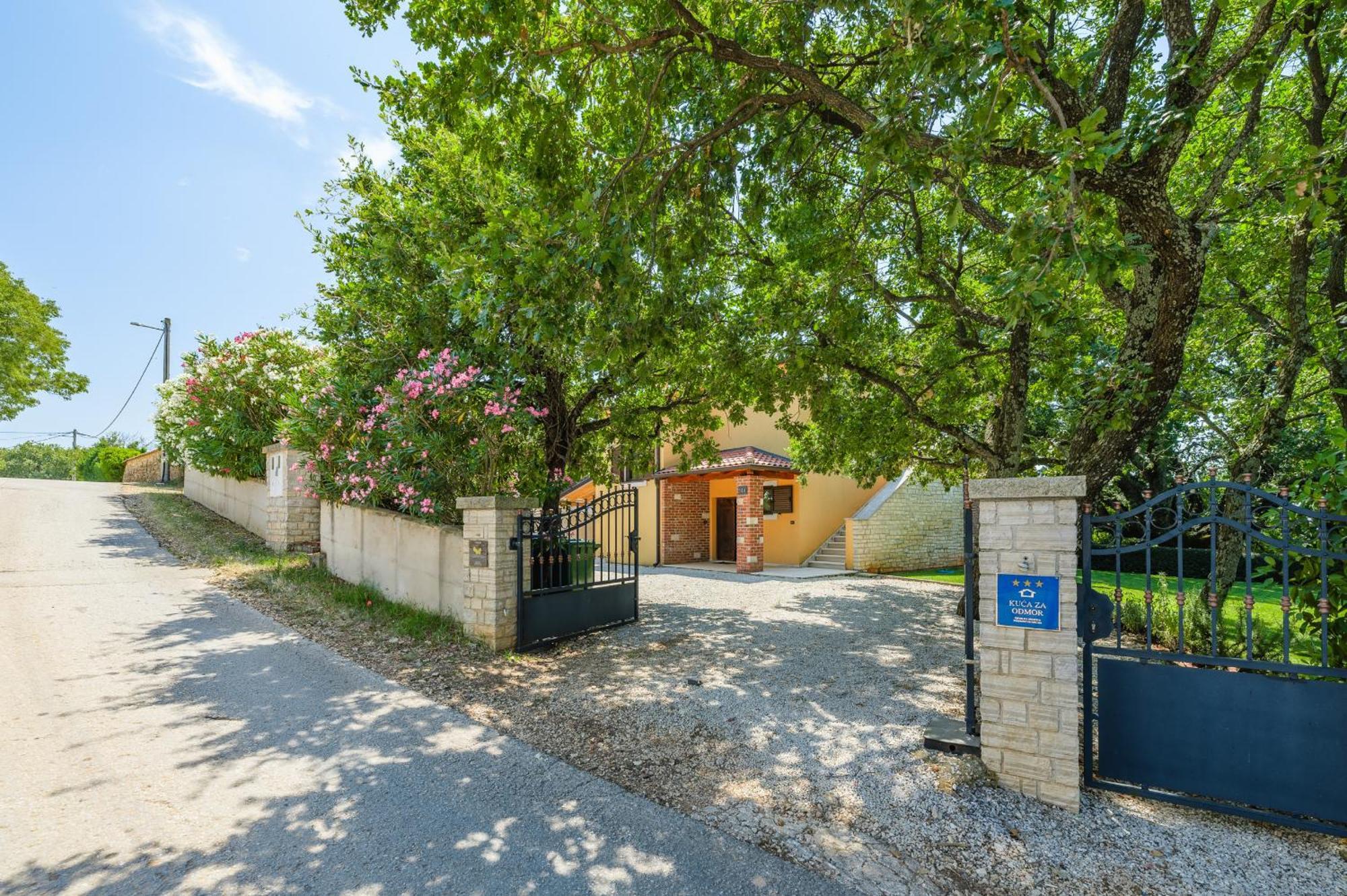 Villa Hrast Bacva Višnjan Kültér fotó